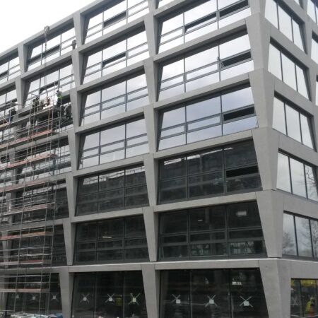Biurowiec p4 warszawa elewacja betonowa klinika betonu 2 compressed