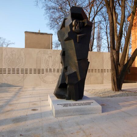 Pomnik zolnierzy poleglych w misjach i operacjach wojskowych poza granicami panstwa realizacja klinika betonu compressed